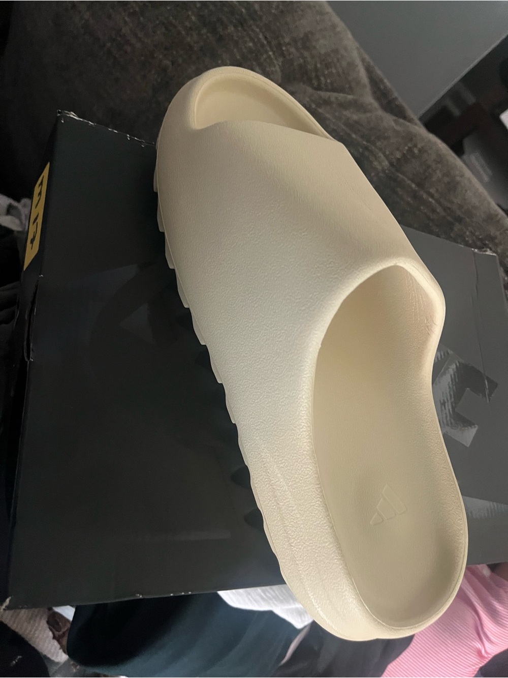 adidas unisex Yeezy size 10.5 Slide Sandal in Off-White/Cream
